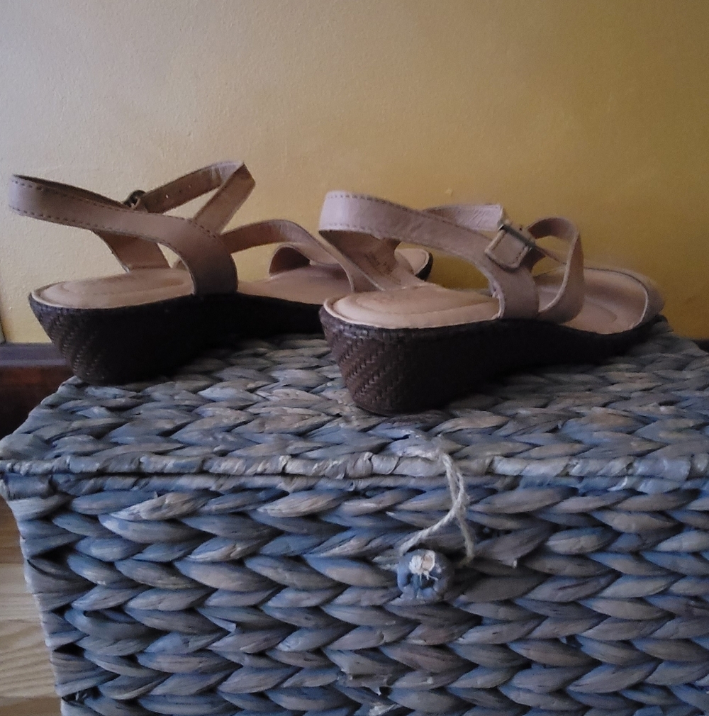 Born Sz 9.5 Women's Tan Sandals - Picture 4 of 8